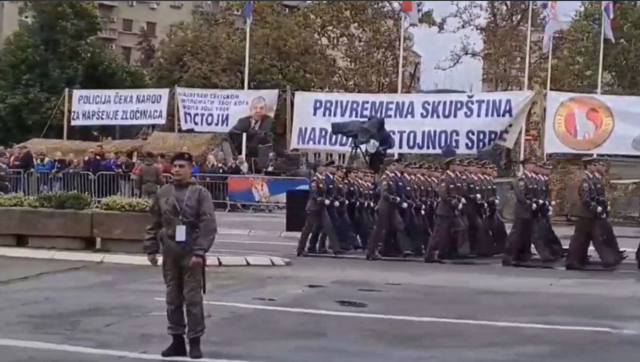 Војна академија, будући официри марширају испред Привремене Скупштине народа достојног Србије.